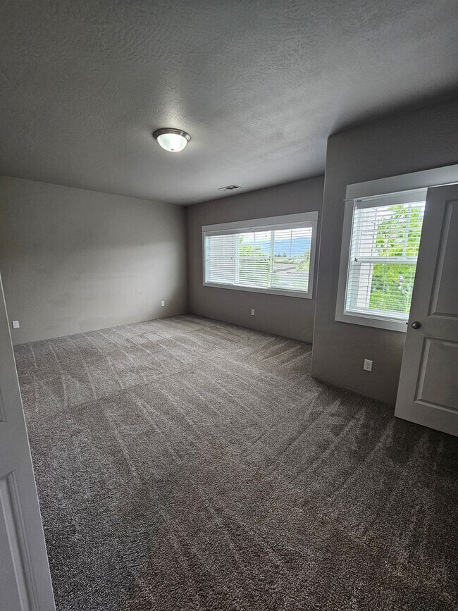Building Photo - Beautiful Townhome in East Medford