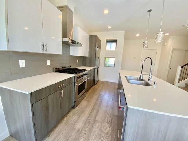 Building Photo - Stunning Home with Great Views