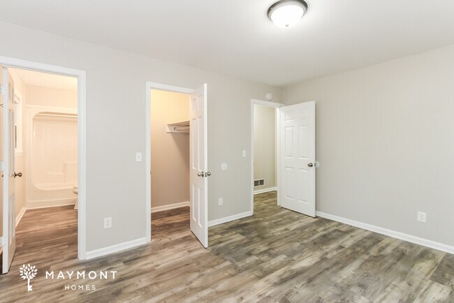 Building Photo - Charming 3-Bedroom