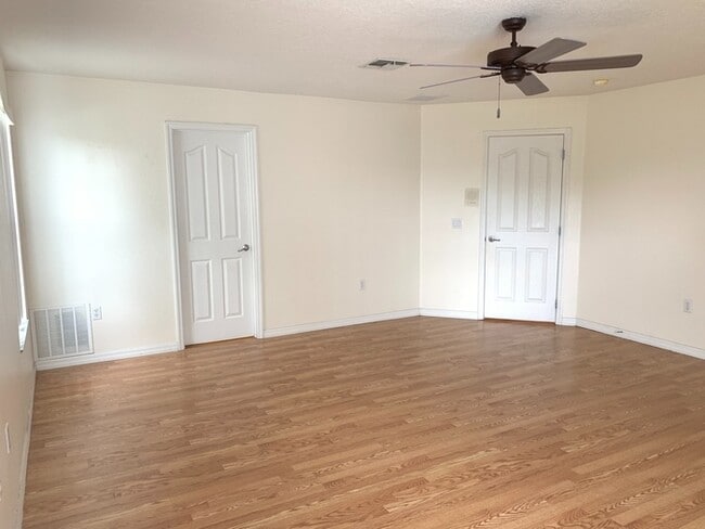 Building Photo - East Orlando spacious 3 bedrooms home with a large loft.