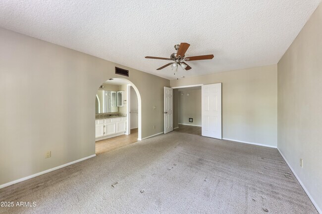 Building Photo - 6202 W Sunnyside Dr