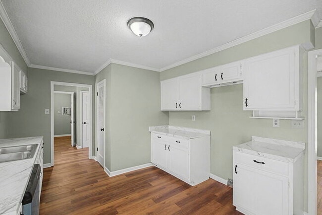 Building Photo - YOU DON'T WANT TO MISS THIS ONE!!!! SECTION 8 WELCOMED !!!!!