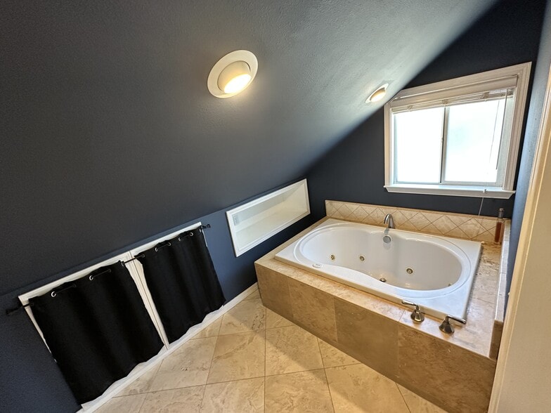 Building Photo - 604 Village Ct