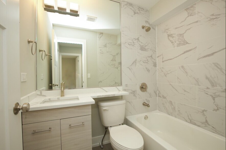 Building Photo - 450 W Barry Ave