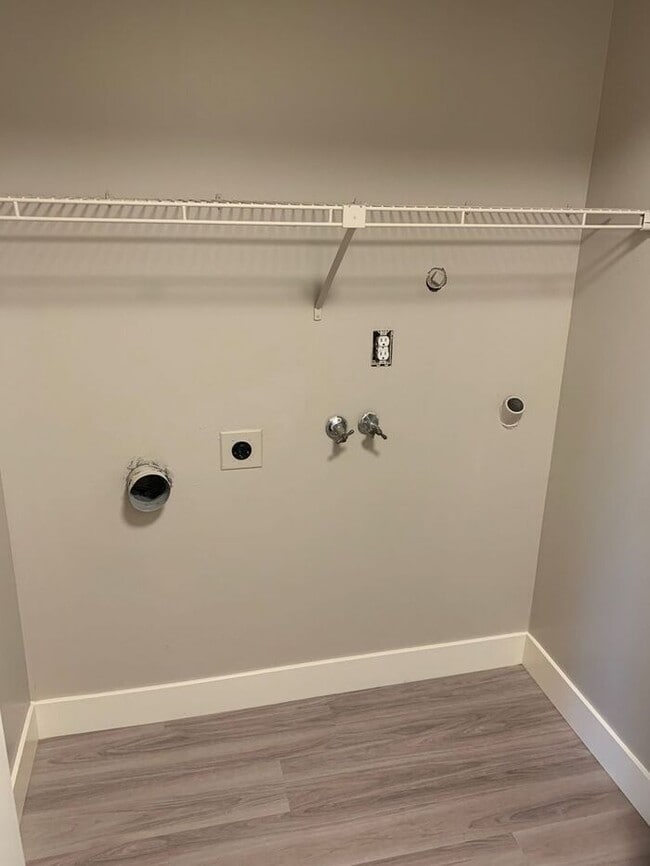 Building Photo - Spacious 2 Bed 1.5 Bath Townhome in Murray ! $500 Amazon Gift Card!