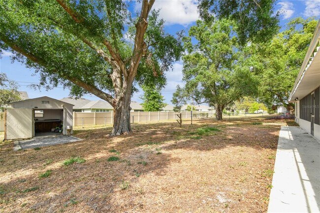 Building Photo - 1102 Shadowbrook Dr N
