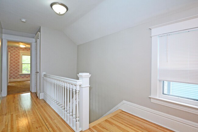 Building Photo - Beautiful 3-Bed 1.5-Bath Home Available Now in St. Paul!