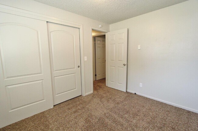 Building Photo - 211 S Highland Dr