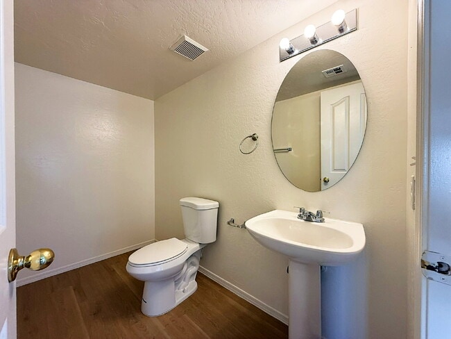 Building Photo - For Rent: Spacious 3 Bed, 2.5 Bath Home with Den & Bonus Room!