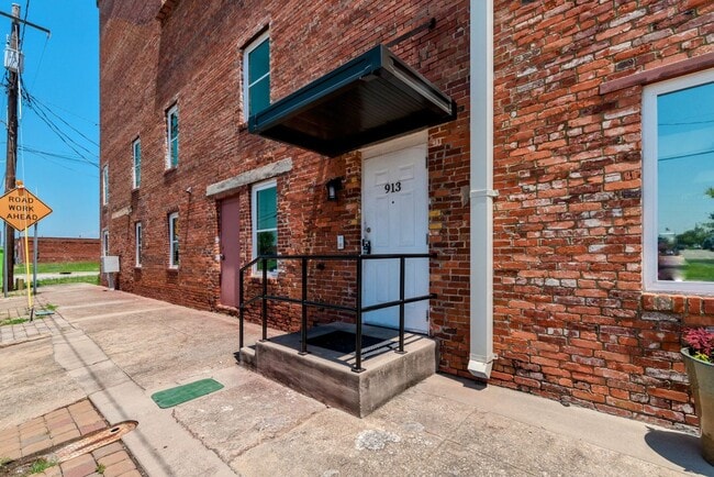 Building Photo - 2 bed/2 bath unit in Downtown Augusta, with washer & dryer!