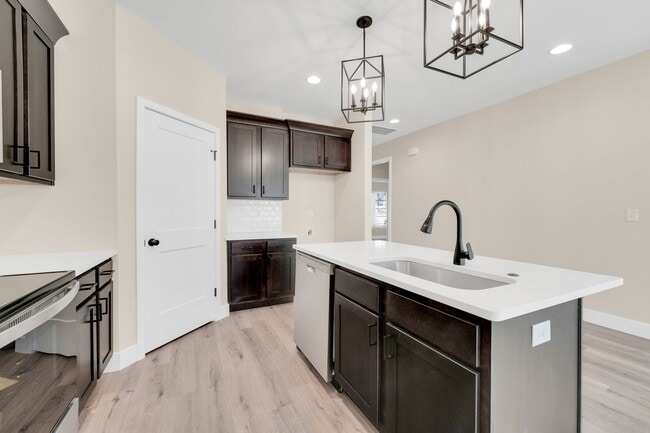 Building Photo - Hickory Village 55 Plus, LLC - 3700 E Cherry St Springfield, MO 65809