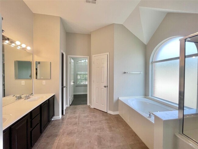 Building Photo - 2529 Charolais Ct