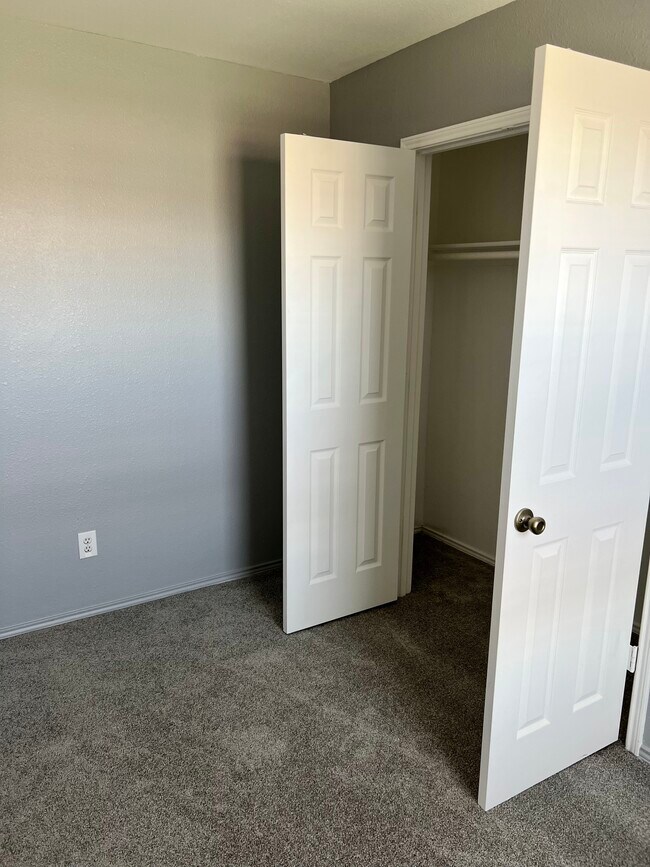 Building Photo - 3612 Villa Pl