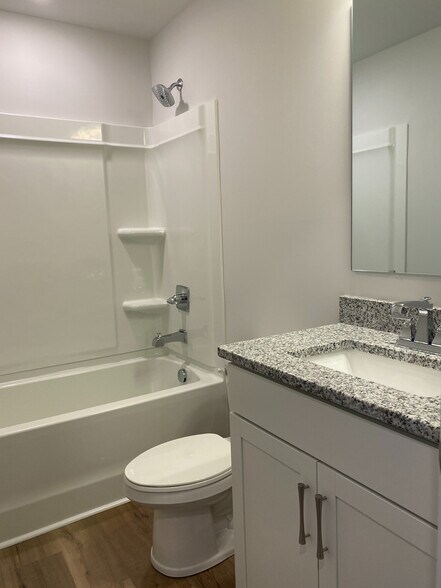 Building Photo - Room in Townhome on Statesville Ave