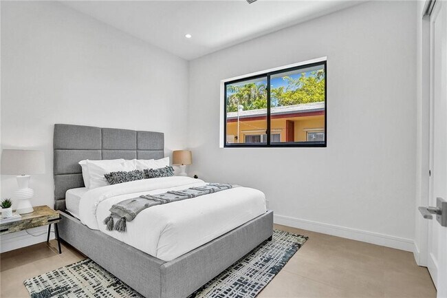 Building Photo - 1211 SE 1st St