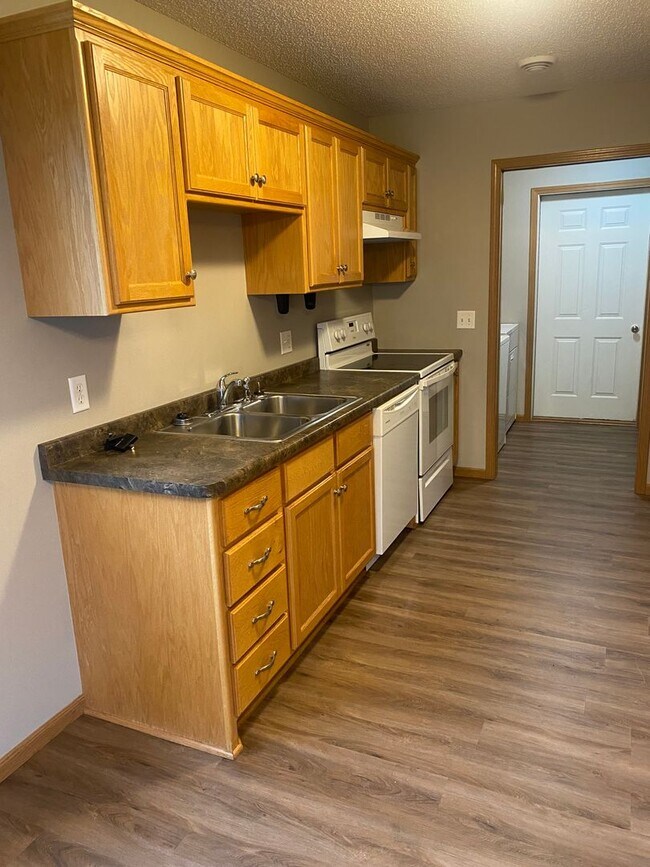 Building Photo - 3 Bedroom Townhome on Peach Dr. in Sauk Ra...
