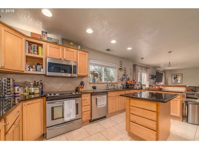 Building Photo - Charming 4-Bedroom Home Near UO Campus – Spacious, & Well-Maintained
