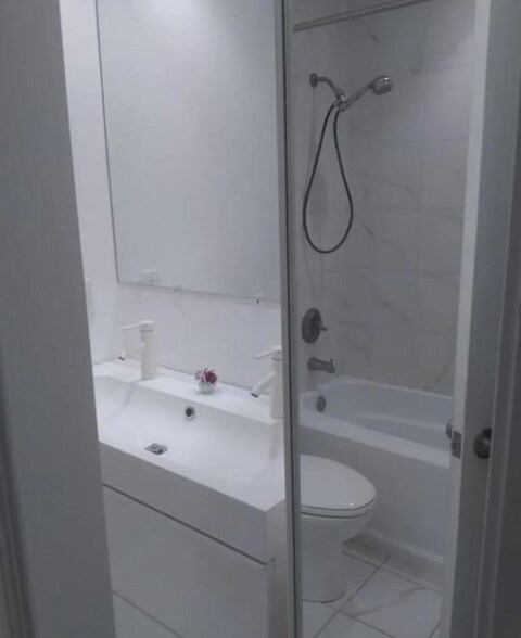 Building Photo - 10 Weston Ave