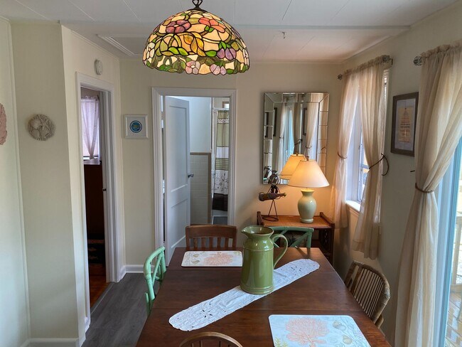 Building Photo - Nokomis Beachy Bungalow (Off Season)