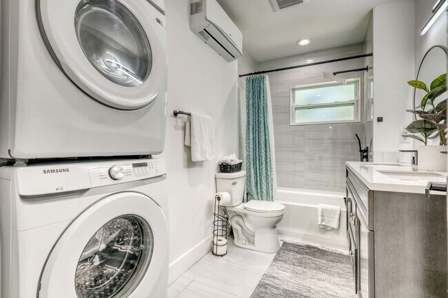 Building Photo - 106 Playmore Dr