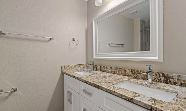 Building Photo - Modern 5 bed, 3.5 bath home in Lakewood!