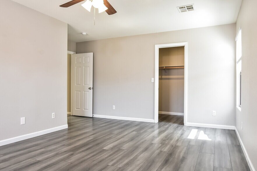 Building Photo - 7833 Lovely Pine Pl