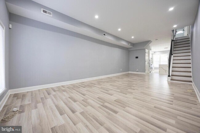 Building Photo - 10 N Ellwood Ave