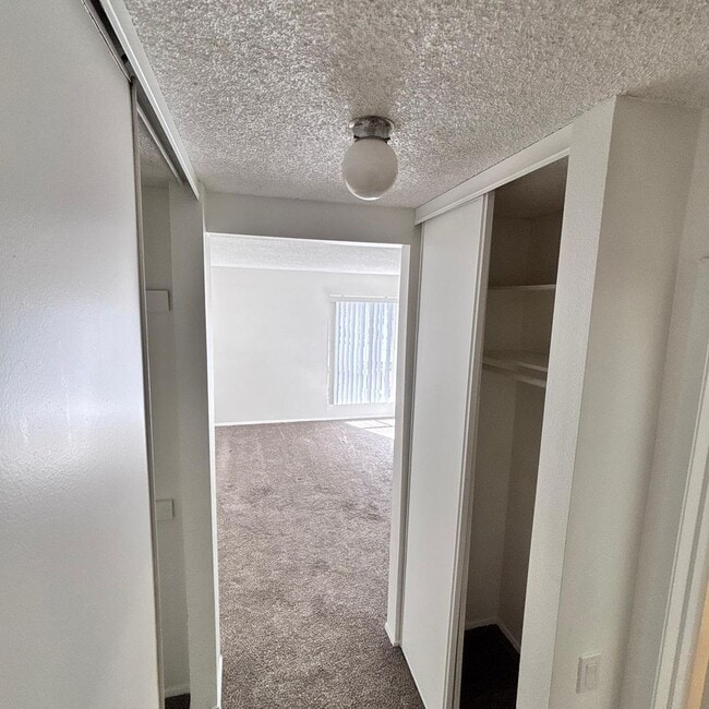 Building Photo - LIGHT & BRIGHT UPGRADED, 2 BEDROOM CONDO, ...