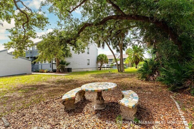 Building Photo - 251 Fenwick Dr