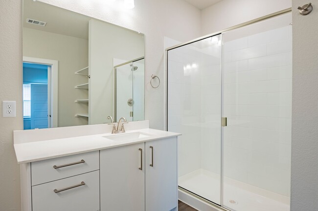 Building Photo - AVAILABLE NOW! GORGEOUS 4 BEDROOM DUPLEX L...