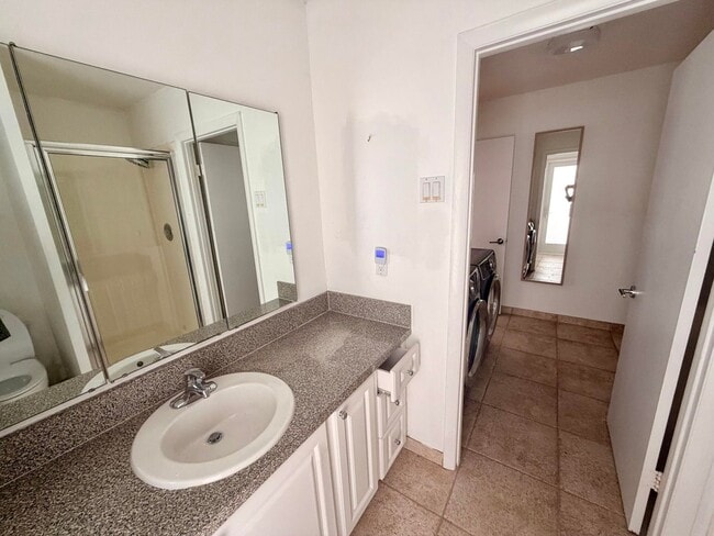 Building Photo - 2015 Notre Dame Dr