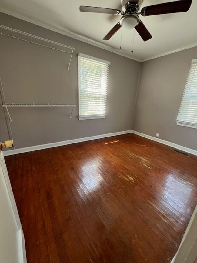 Building Photo - 2 Bedroom, 1 Bath Home