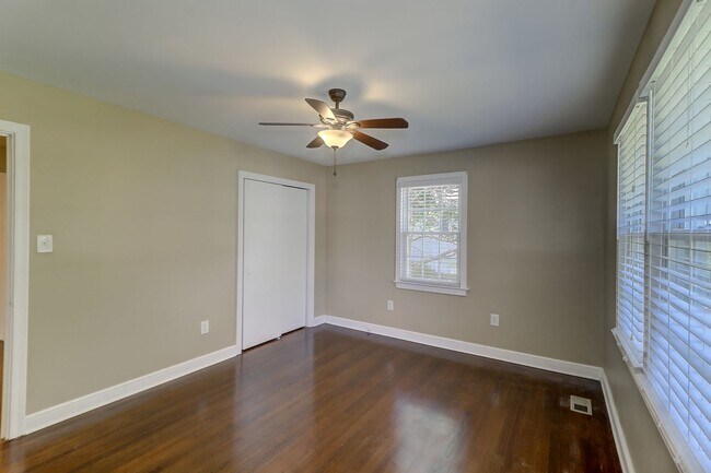 Building Photo - Renovated Brick Ranch!