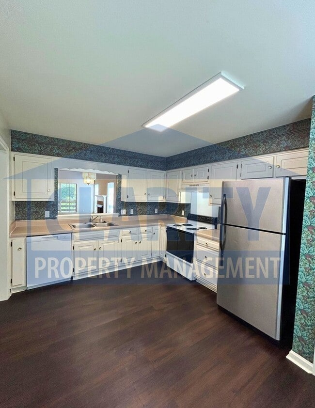 Building Photo - 3-bedroom condo w/ attached garage!
