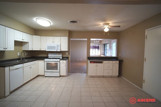 Building Photo - Charming home is Oildale!