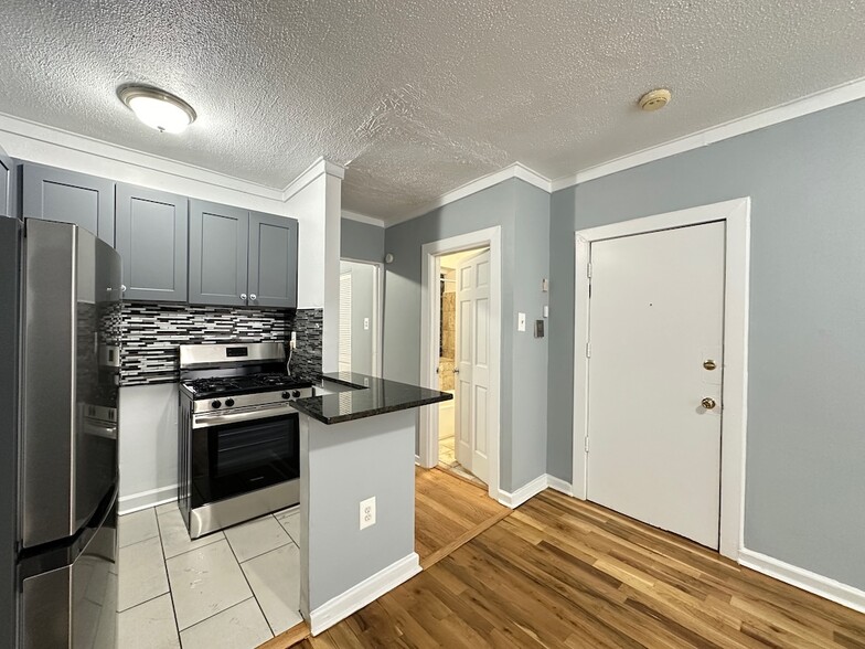 Building Photo - 5668 N Ridge Ave