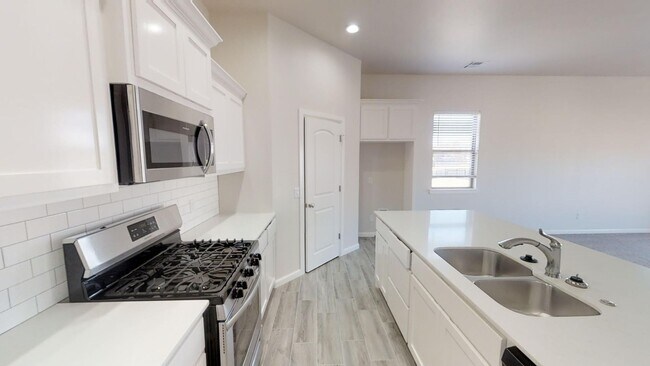 Building Photo - 3 bed 2 bath on West side Norman in gated ...