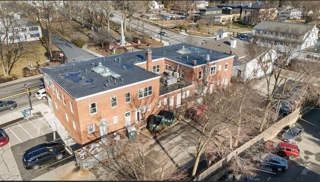 Building Photo - 566 Main St