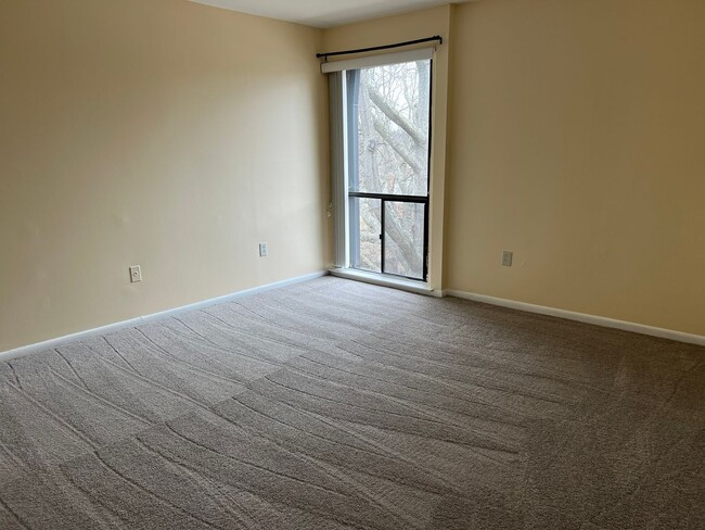 Building Photo - Spacious 1 Bedroom Adjacent to METRO