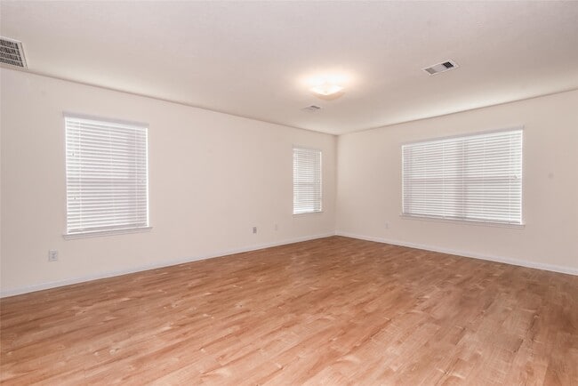 Building Photo - 724 South Ella Creek Drive