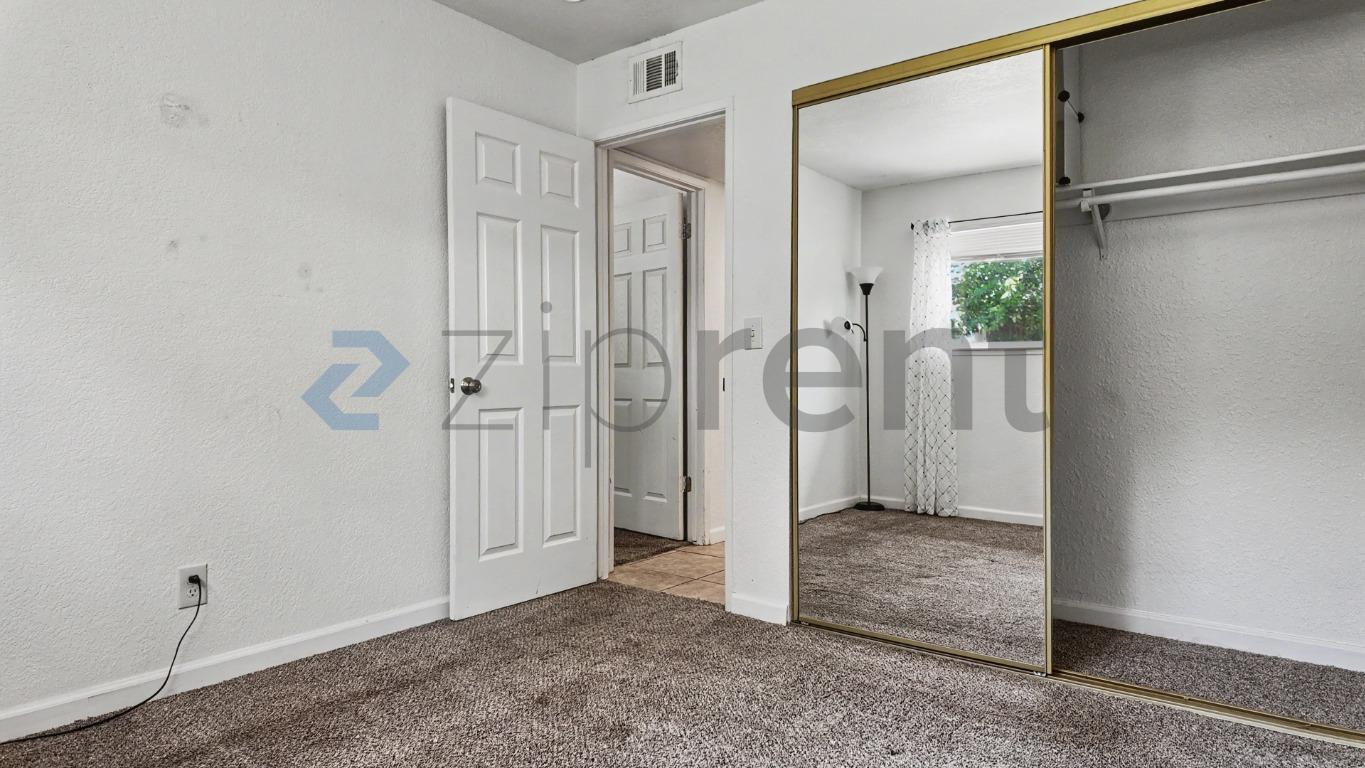 Building Photo - Unit B
