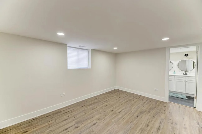 Building Photo - Portage Park 4 bed, 2.5 bath classic!