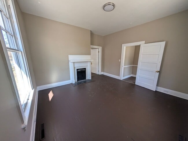 Building Photo - Spacious 3/4 Bedroom