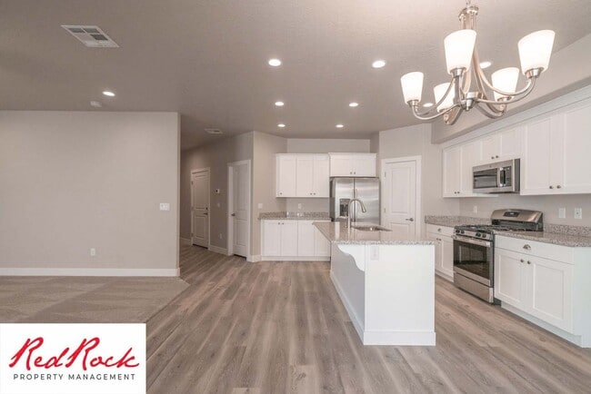 Building Photo - Modern 4-Bed Townhome in Hurricane Heights