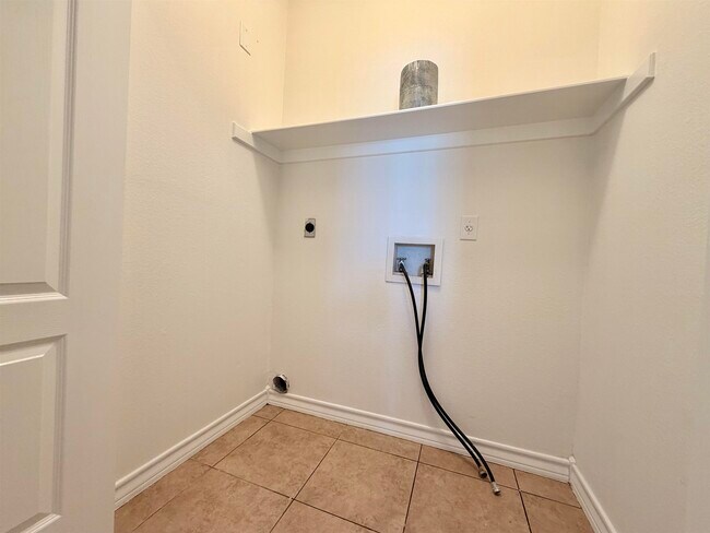 Building Photo - 10706 International Blvd