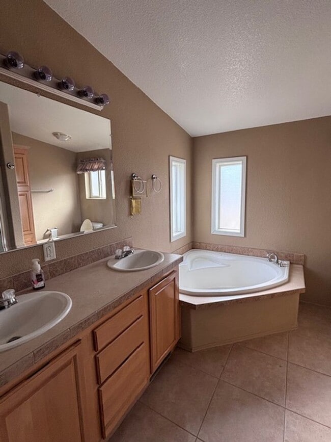 Building Photo - Spacious 3 Bedroom, 2 Bath Home with Large...
