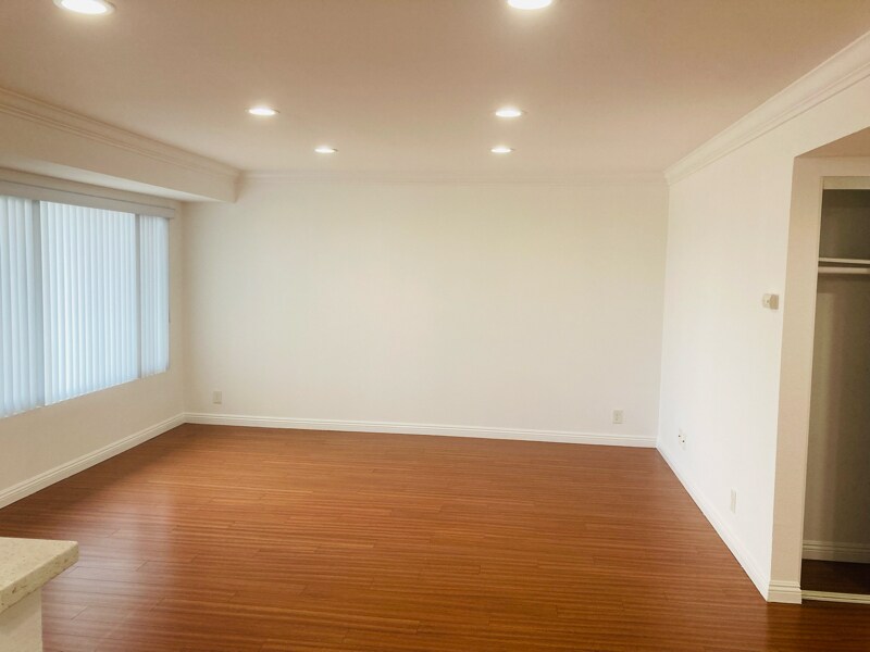 Building Photo - 924 Gaviota Ave
