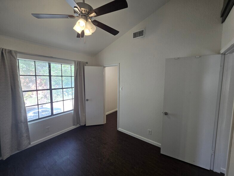 Building Photo - 202 Bexar Dr