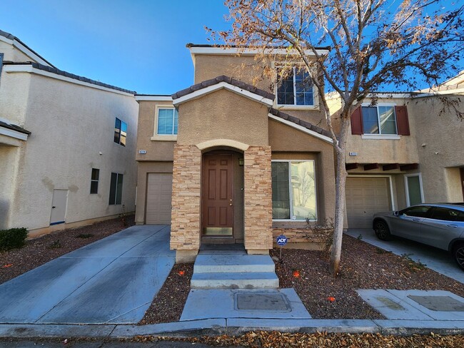 Primary Photo - Nice 3 bedroom 2.5 bath home in a gated co...