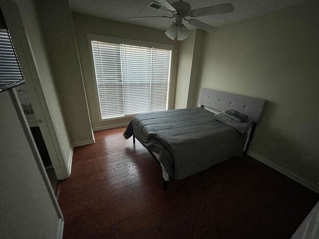 Building Photo - 4 bedrm, 3 bath, garage, pool, tennis cour...